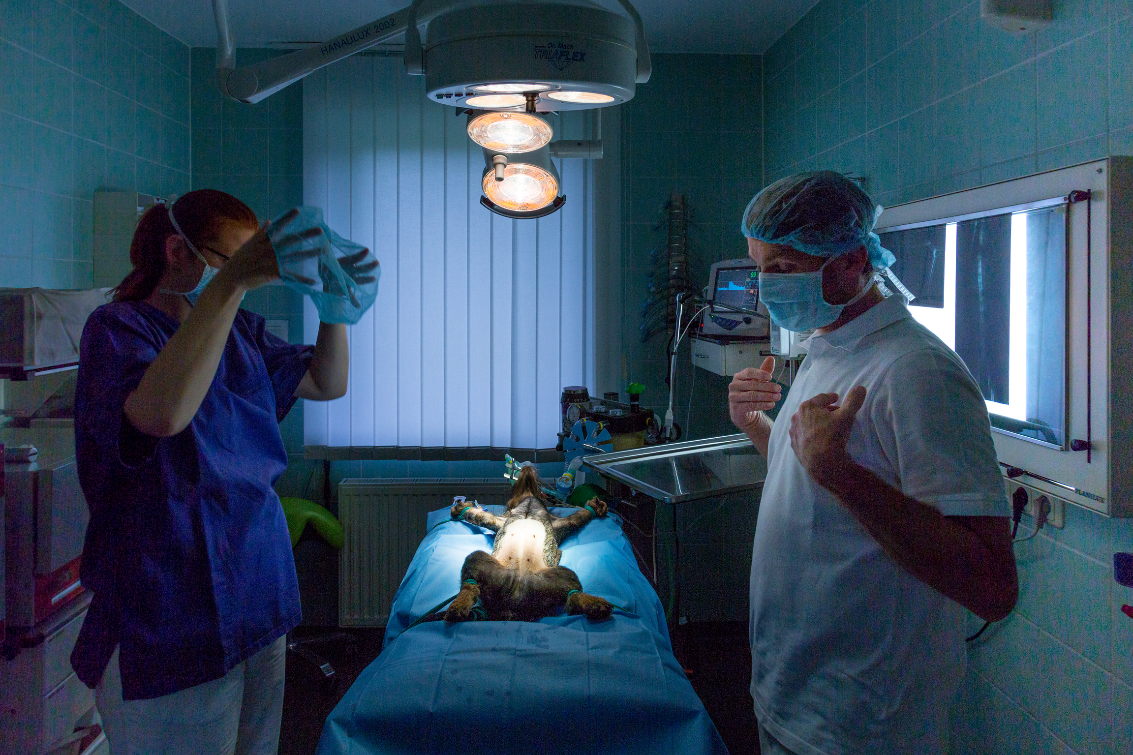 Vorbereitung der Operation – Anziehen der OP-Kleidung